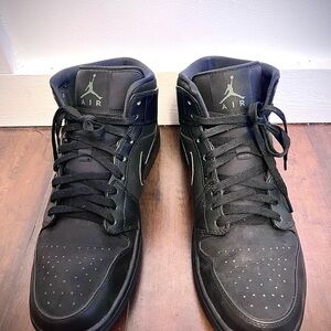 Nike Jordan 1 mid triple black